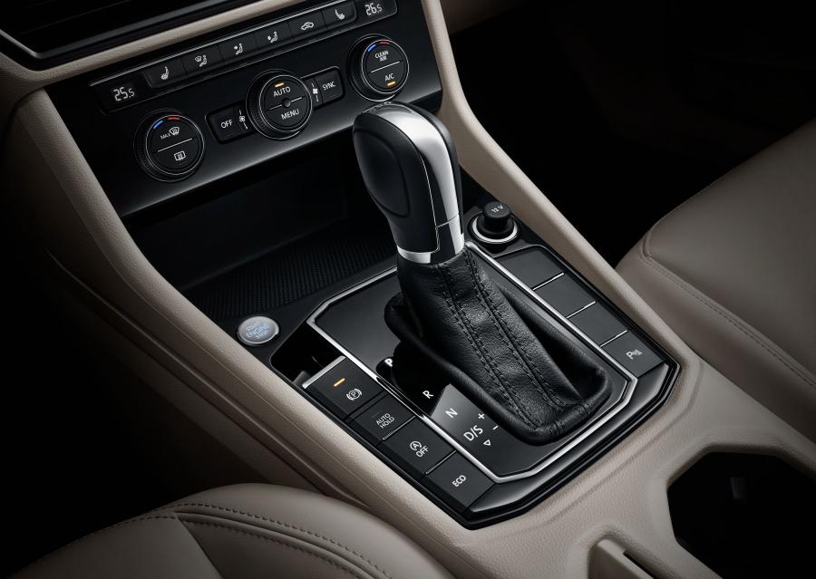 Детали интерьера Volkswagen Lavida Plus 2018 года  (фото 18 из 37)